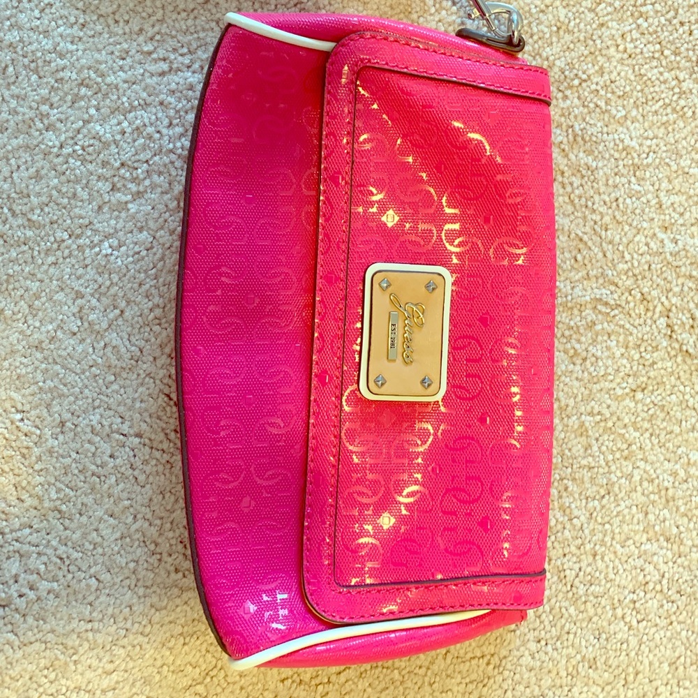 Guess clutch in pink